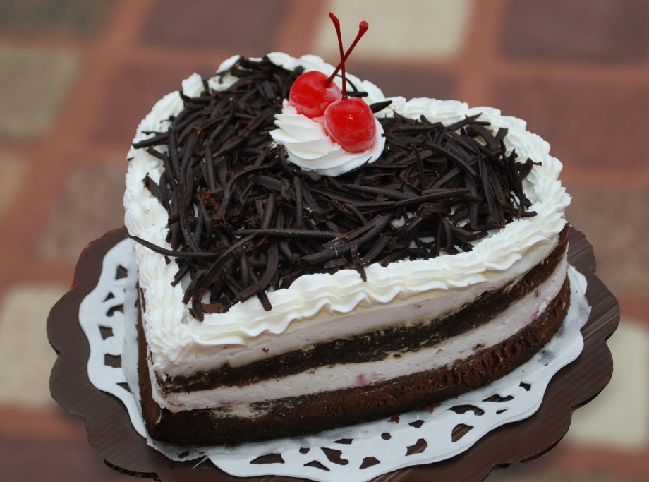heart-shape-black-forest-cake
